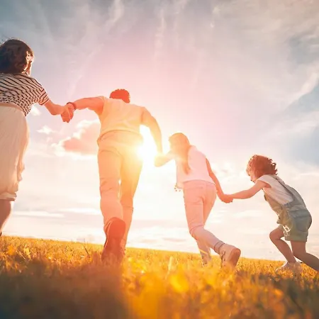 Family Wellhouse Garden Direct In Salzburg, Sunny Big Garden, Up To 16 Pax, Bikes For Free, Bbq, Sunbeds, Parking For Free, 15 Min Sound Of Music * 萨尔茨堡