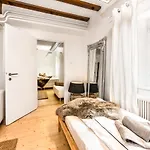 Family Wellhouse Garden Direct In Salzburg, Sunny Big Garden, Up To 16 Pax, Bikes For Free, Bbq, Sunbeds, Parking For Free, 15 Min Sound Of Music *