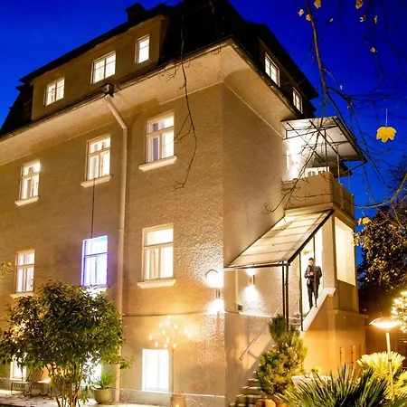 别墅 Family Wellhouse Garden Direct In Salzburg, Sunny Big Garden, Up To 16 Pax, Bikes For Free, Bbq, Sunbeds, Parking For Free, 15 Min Sound Of Music 萨尔茨堡