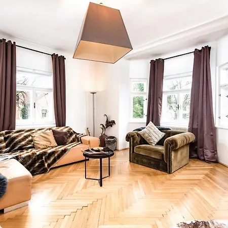 Family Wellhouse Garden Direct In Salzburg, Sunny Big Garden, Up To 16 Pax, Bikes For Free, Bbq, Sunbeds, Parking For Free, 15 Min Sound Of Music * Solnohrad