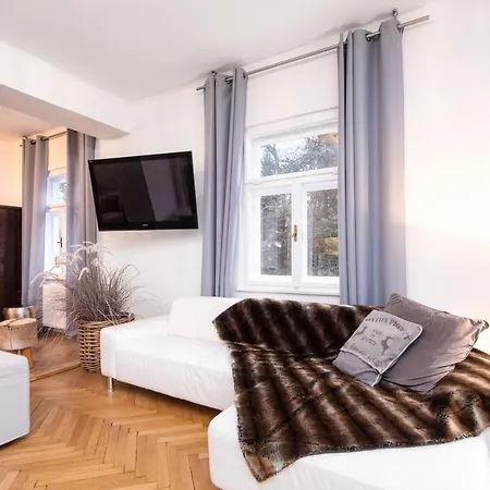Family Wellhouse Garden Direct In Salzburg, Sunny Big Garden, Up To 16 Pax, Bikes For Free, Bbq, Sunbeds, Parking For Free, 15 Min Sound Of Music * 萨尔茨堡