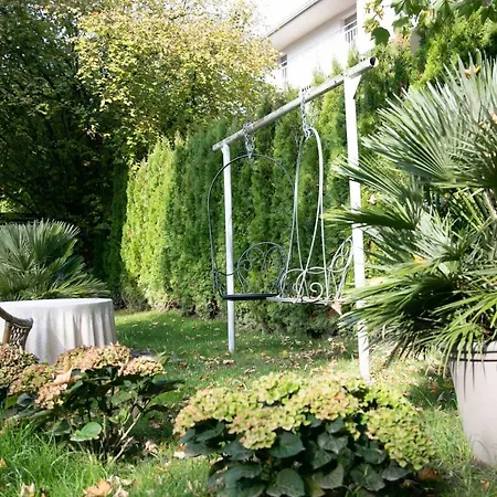 Family Wellhouse Garden Direct In Salzburg, Sunny Big Garden, Up To 16 Pax, Bikes For Free, Bbq, Sunbeds, Parking For Free, 15 Min Sound Of Music * 萨尔茨堡
