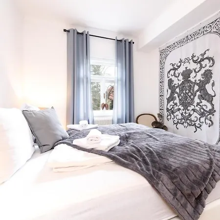 Family Wellhouse Garden Direct In Salzburg, Sunny Big Garden, Up To 16 Pax, Bikes For Free, Bbq, Sunbeds, Parking For Free, 15 Min Sound Of Music Vila