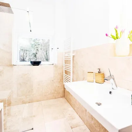 Family Wellhouse Garden Direct In Salzburg, Sunny Big Garden, Up To 16 Pax, Bikes For Free, Bbq, Sunbeds, Parking For Free, 15 Min Sound Of Music *