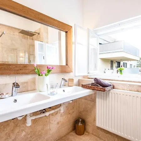 Family Wellhouse Garden Direct In Salzburg, Sunny Big Garden, Up To 16 Pax, Bikes For Free, Bbq, Sunbeds, Parking For Free, 15 Min Sound Of Music Solnohrad