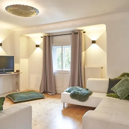 Family Wellhouse Garden Direct In Salzburg, Sunny Big Garden, Up To 16 Pax, Bikes For Free, Bbq, Sunbeds, Parking For Free, 15 Min Sound Of Music * 萨尔茨堡