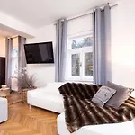 Family Wellhouse Garden Direct In Salzburg, Sunny Big Garden, Up To 16 Pax, Bikes For Free, Bbq, Sunbeds, Parking For Free, 15 Min Sound Of Music * Salzburg