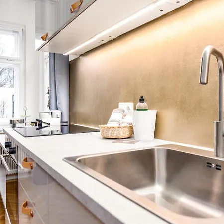 Family Wellhouse Garden Direct In Salzburg, Sunny Big Garden, Up To 16 Pax, Bikes For Free, Bbq, Sunbeds, Parking For Free, 15 Min Sound Of Music *