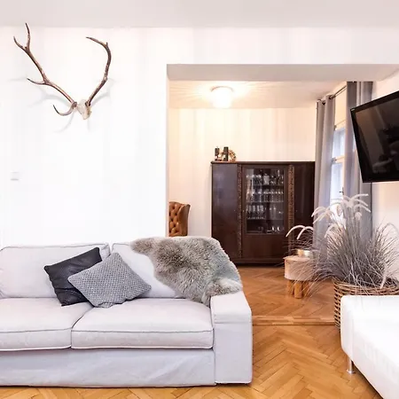 Family Wellhouse Garden Direct In Salzburg, Sunny Big Garden, Up To 16 Pax, Bikes For Free, Bbq, Sunbeds, Parking For Free, 15 Min Sound Of Music فيلة *