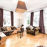 Family Wellhouse Garden Direct In Salzburg, Sunny Big Garden, Up To 16 Pax, Bikes For Free, Bbq, Sunbeds, Parking For Free, 15 Min Sound Of Music * 萨尔茨堡
