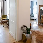 Family Wellhouse Garden Direct In Salzburg, Sunny Big Garden, Up To 16 Pax, Bikes For Free, Bbq, Sunbeds, Parking For Free, 15 Min Sound Of Music * 萨尔茨堡