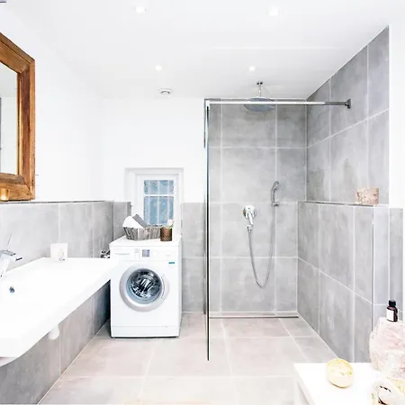 Family Wellhouse Garden Direct In Salzburg, Sunny Big Garden, Up To 16 Pax, Bikes For Free, Bbq, Sunbeds, Parking For Free, 15 Min Sound Of Music Salzburg